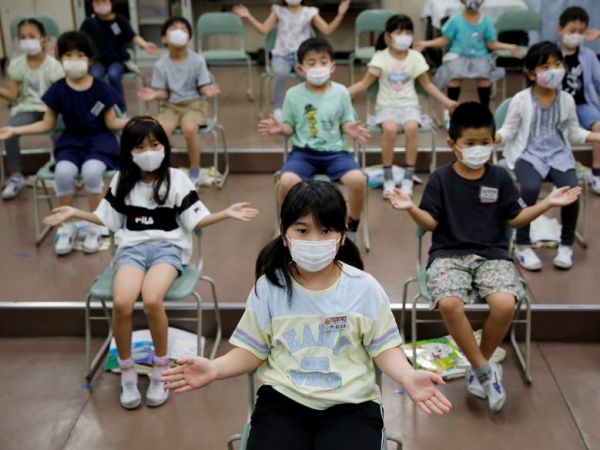 日本！将来のために意味ないマスクをやめてくれ！！！！